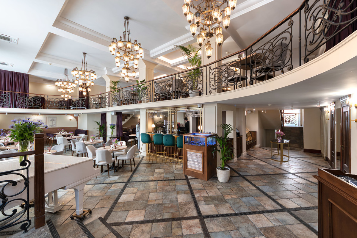 Ресторанный Дом Ксении Карауловой Сенполия Зал 1-го этажа с роялем (целиком)