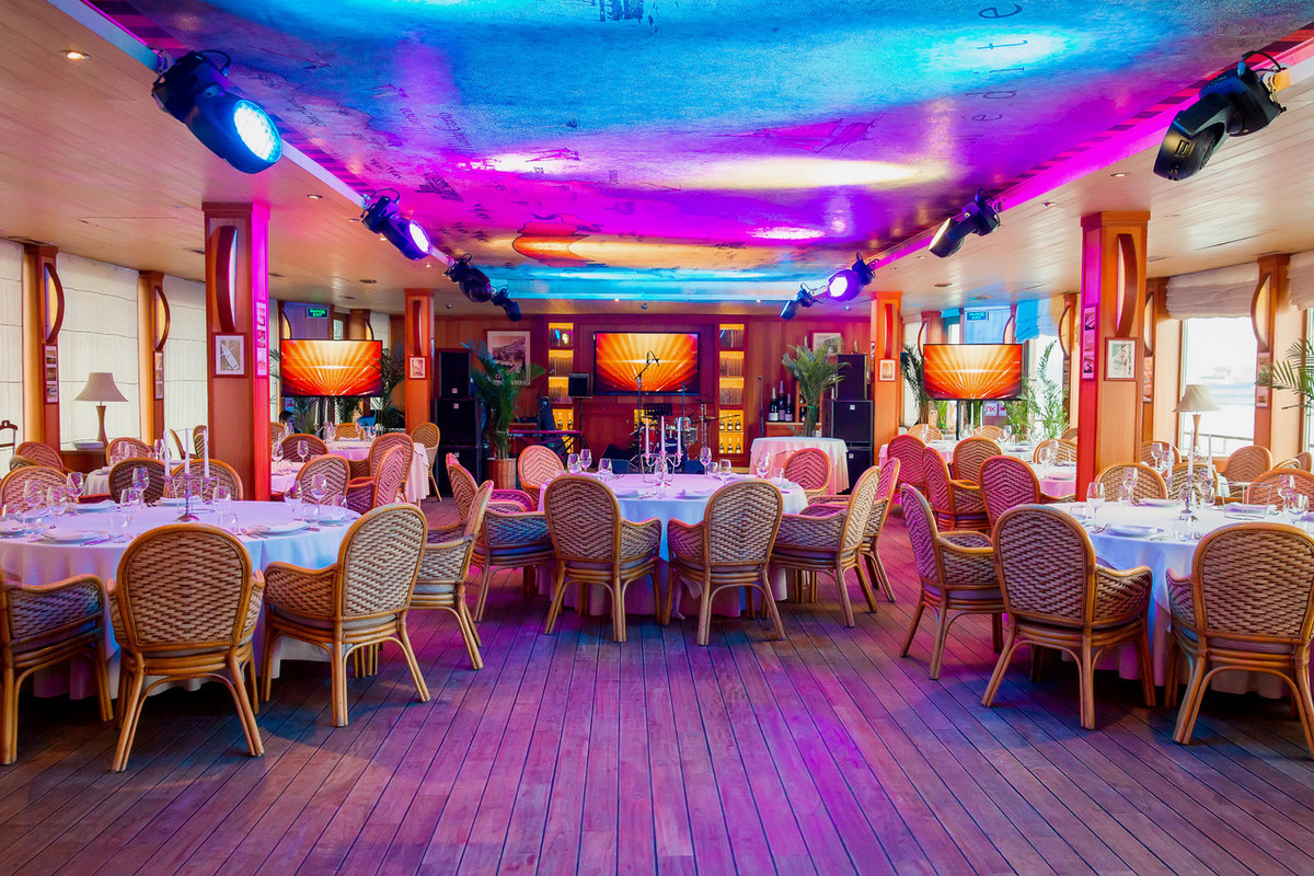 Банкетные залы Яхт Ивент / Yacht Event Банкетный зал на нижней палубе ресторана Чайка