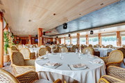 Банкетные залы Яхт Ивент / Yacht Event. Банкетный зал на нижней палубе ресторана Чайка