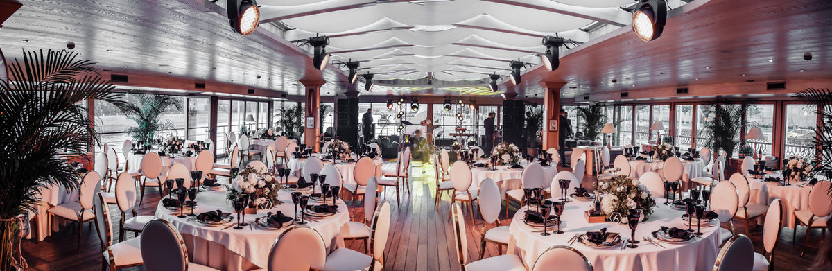 Банкетные залы Яхт Ивент / Yacht Event Мягкий зал на верхней палубе ресторана Чайка