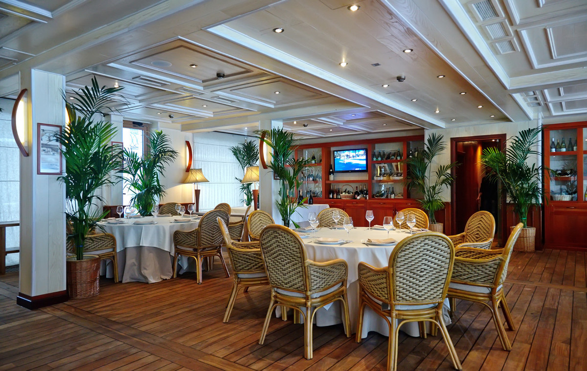 Банкетные залы Яхт Ивент / Yacht Event Салон на нижней палубе ресторана Чайка