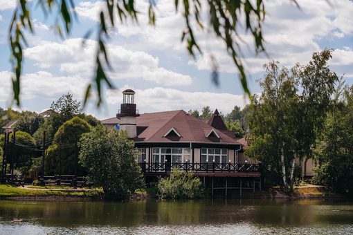 Ресторан Квинс Лэйк / Queen`s Lake. Территория